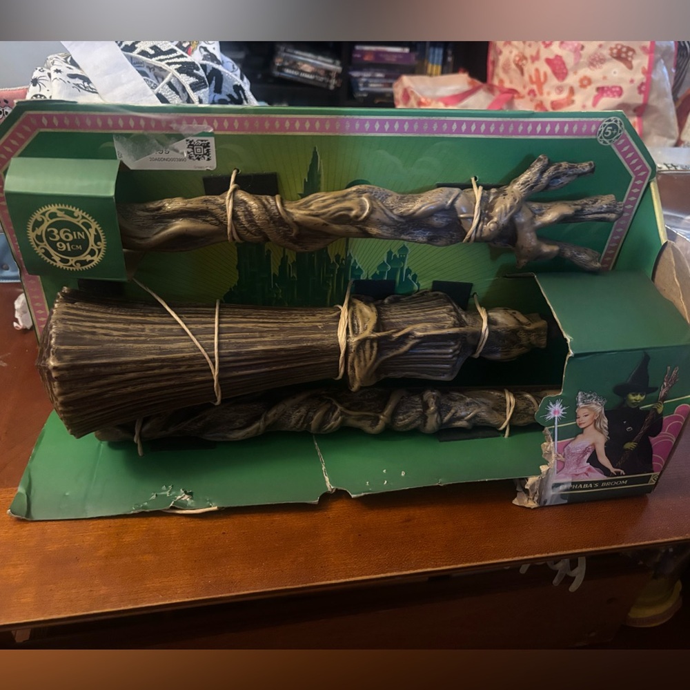 Wicked Elphabas broom box damage